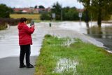 Počkejte, až voda opadne. Pak můžete začít s focením a natáčením škod, radí asociace pojišťoven