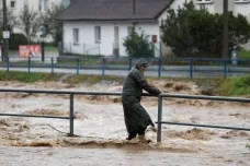 Rady pro postižené povodní: kde žádat o dávky, volno pro dobrovolníky, co zaplavená firma