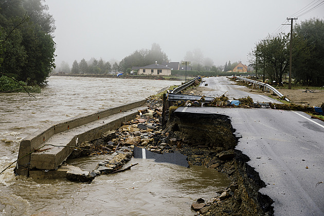 Řeka našla nové koryto rovnou přes dům. Zničila garáž a podemlela verandu