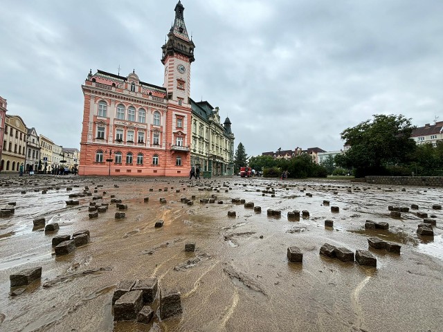 V Krnově museli profesionální hasiči zachraňovat ty dobrovolné, vedení města čelí kritice