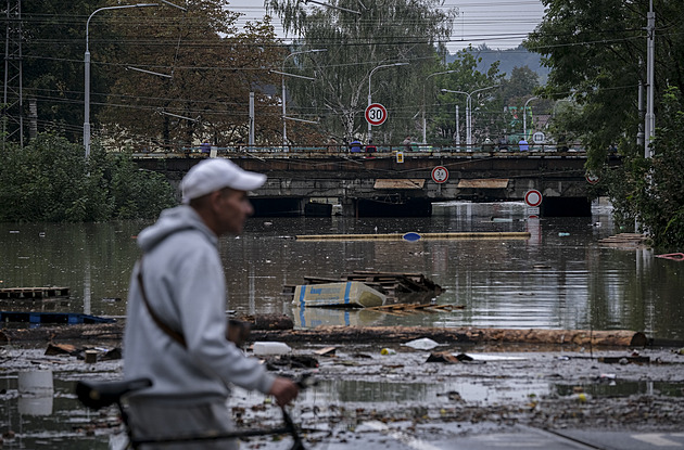 V Ostravě se protrhla hráz, voda proudí směrem na Přívoz i Novou Ves