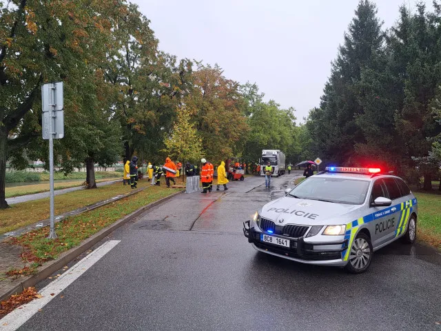 50 záchranářů pátralo tři hodiny zbytečně. Pád dvou dívek do řeky si vymyslel