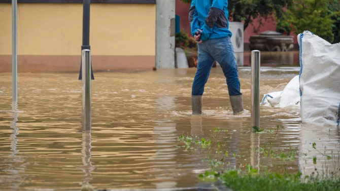 Mají dobrovolníci, kteří uklízí po povodních, nárok na volno a náhradu mzdy?