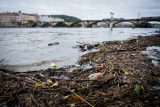 Vltava klesá, ale průtok je stále vysoký. Praha protipovodňová opatření v nejbližších dnech nezruší