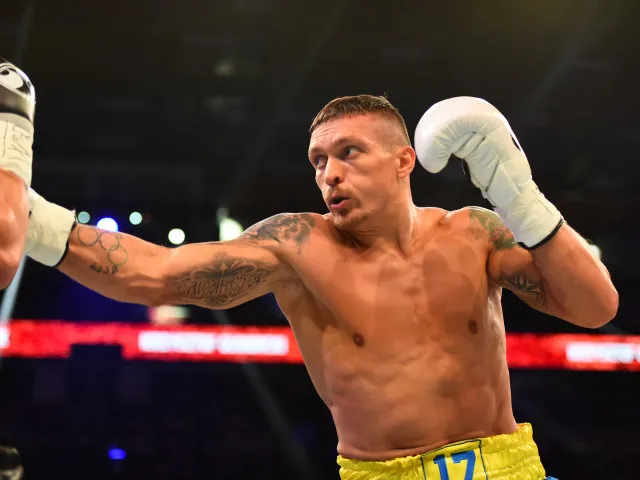 Boxerský mistr světa Usyk byl zadržen na letišti v Krakově, zasahoval samotný Zelenskyj