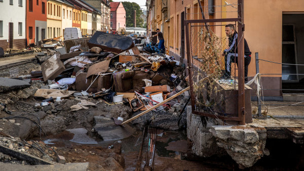 Jsme tu jako po válce, říkají v Krnově plném trosek a bahna lidé potýkající se s následky ničivého živlu