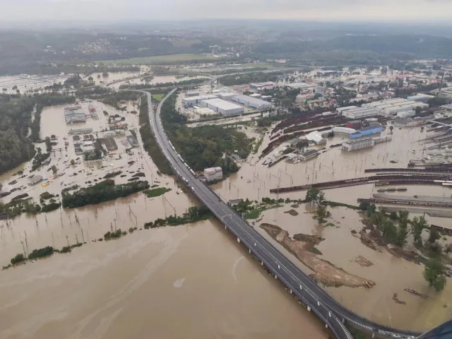 Řidič v zaplavené oblasti se zřítil do trhliny v poškozeném mostě