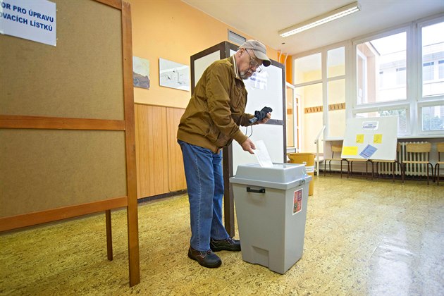 Zpochybňovač povodní či exšéf Dělnické strany. Voliče čeká i výběr senátorů