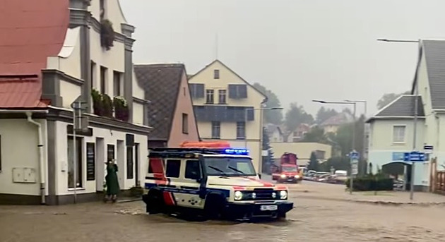 Ztracené lidi jsme hledali, dokud se nám voda nelila přes kapotu, líčí záchranář