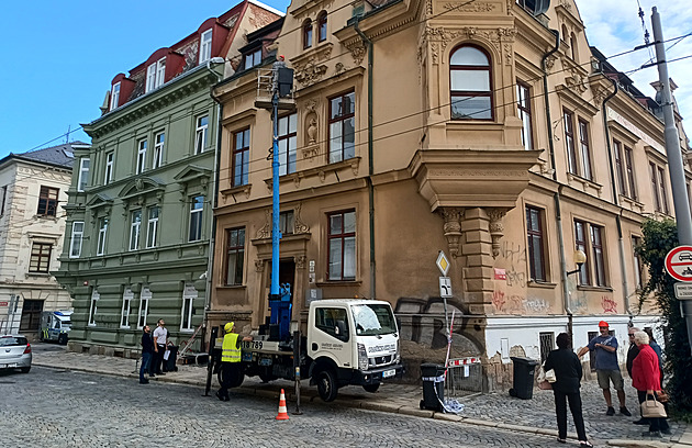 Pád omítky, která zranila dítě, zavinil déšť. Chodník byl označený, tvrdí škola