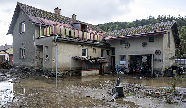 Uklízejí bahno i sklepy. Do práce je honit nemusíme, chválí vězně starosta