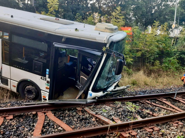 V Karlových Varech sjel autobus po střetu s autem do kolejí, 17 lehce zraněných