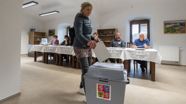 Až pětkrát vyšší cena. Radnice si na volby půjčuje počítač za cenu dvou nových