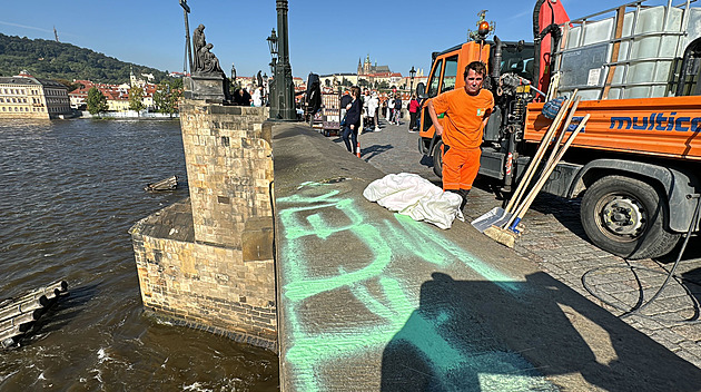 Karlův most hyzdí zelený nápis, policie hledá neznámého vandala