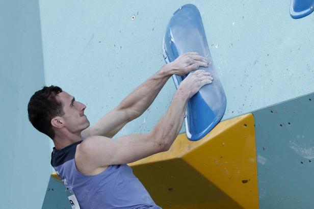 

Adam Ondra postoupil ze šestého místa do semifinále pražského SP v boulderingu

