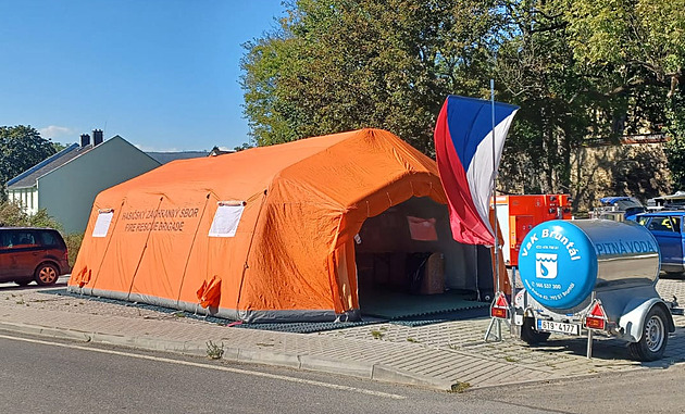 Voda, bahno a úklid. Na volby nikdo nemá čas, hlasování zachraňuje kraj