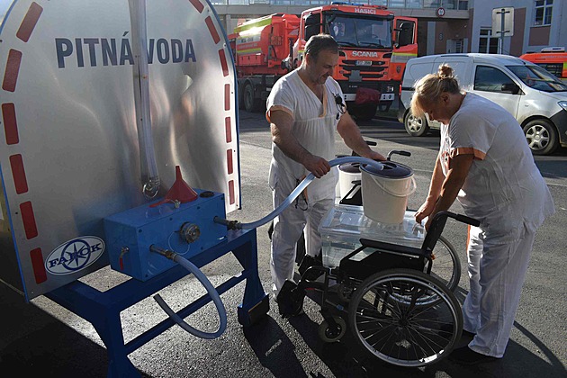 Voda pohřbila rentgen či transfuzní stanici. I tak už nemocnice ožívají