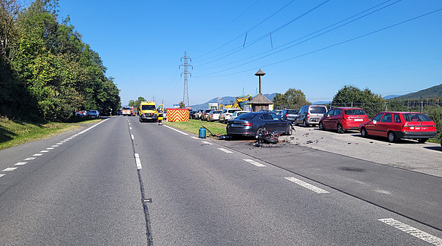 Motorkář nepřežil srážku s osobním autem. Svědci pomáhali marně