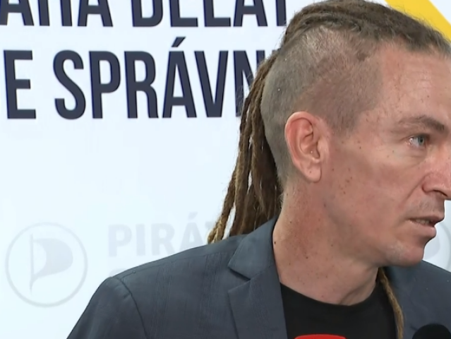 Piráti ve volbách vyhořeli. „Vedení dává funkce k dispozici,“ uvedl Bartoš