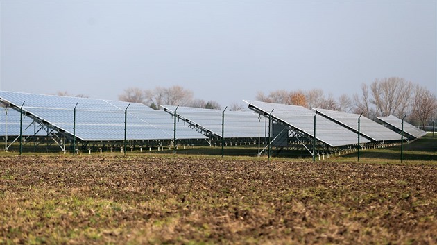 Rozlehlý fotovoltaický park na půdě u Jaroměře odmítli lidé v referendech