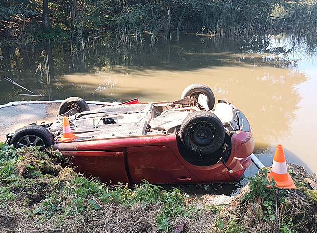 U Blatné bouralo auto se čtyřmi mladými lidmi. Dva zemřeli a dva jsou zranění