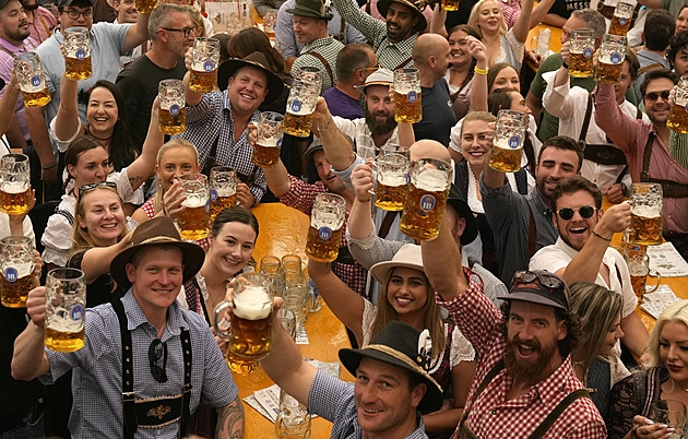 Začal Oktoberfest. Mnichovský primátor narazil první sud, stačily dvě rány