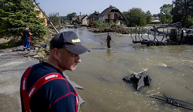 Spokojenost s hasiči a meteorology, menší už s vládou, říká průzkum o povodních