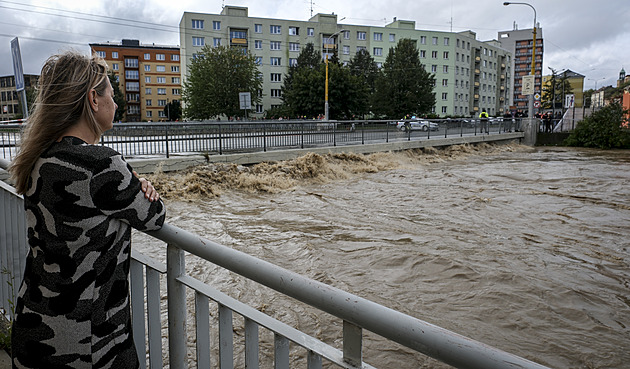 Zkáza je obrovská. Stavba provizorních mostů po povodních potrvá celé dny