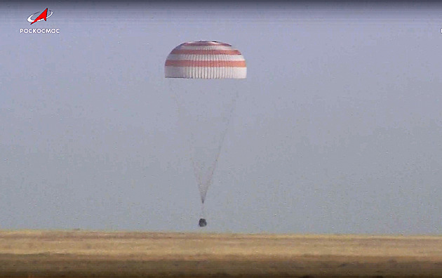 Část posádky ISS se vrátila na Zemi, ve vesmíru byla rekordně dlouho