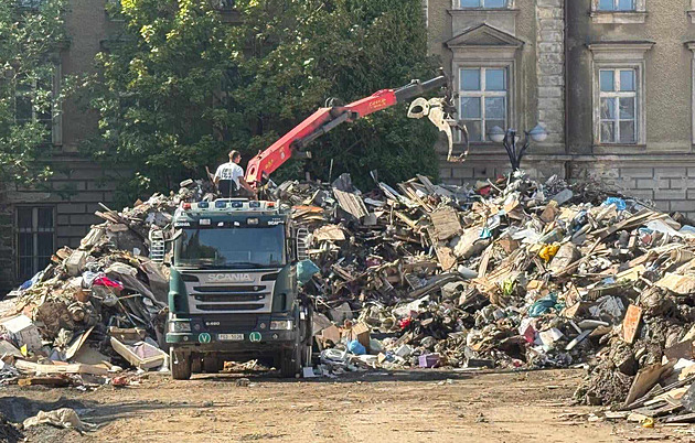 Hory odpadu není kam dávat. Skládky po povodních nestačí, města musí vozit i jinam