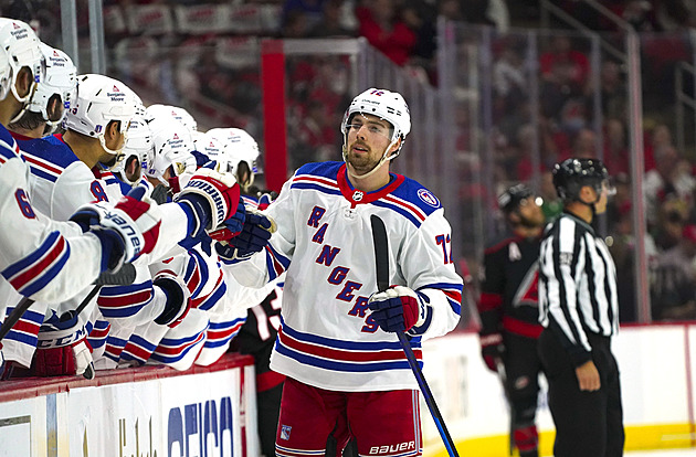 Jeník v přípravě NHL zazářil čtyřmi body, Chytil skóroval za Rangers