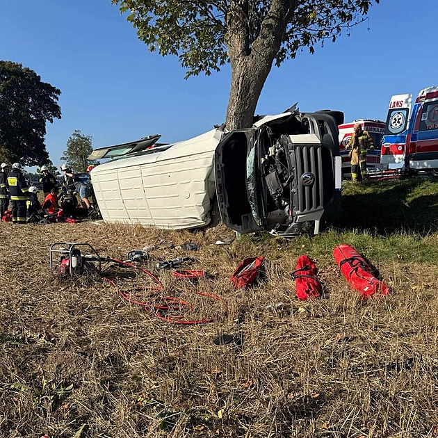 Trenér při nehodě autobusu zachránil zbytek týmu, sám podlehl zraněním