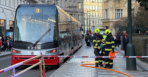 Na Žižkově zůstala po střetu dívka zaklíněná pod tramvají, přišla o nohu