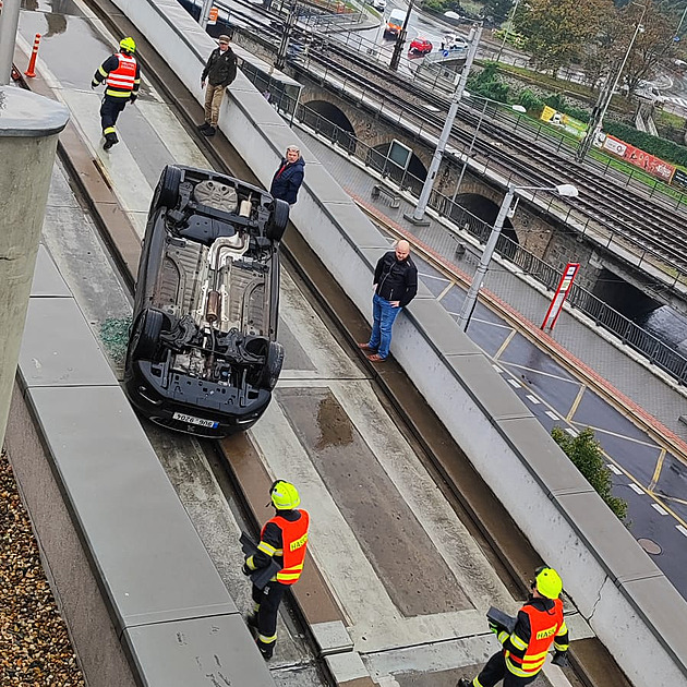 Řidička při výjezdu ze střešního parkoviště dostala smyk, s autem se převrátila