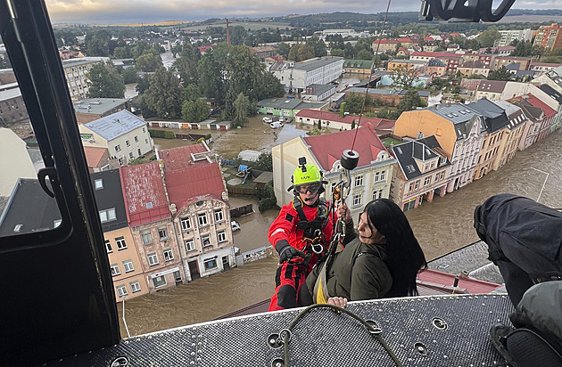 Držel se jen větví v koruně stromu. Letecký záchranář o pomoci při povodních