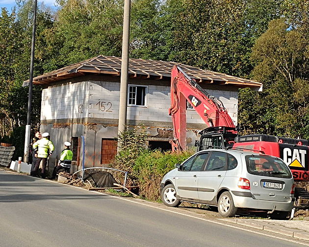 „Manželka dál u řeky žít nechce.“ Do domu se ani nestihli nastěhovat, a už se bourá