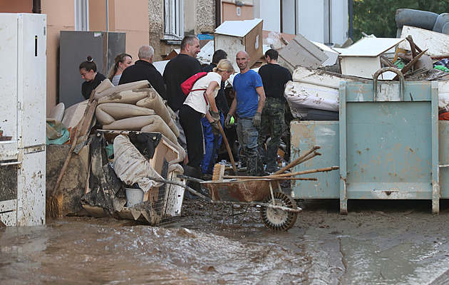 Města hlásí zneužívání povodňové pomoci. Nevytopení žádali byt i sladkosti