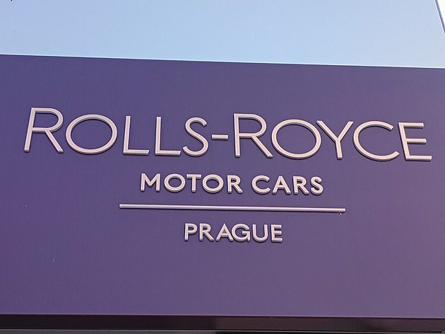 Rolls-Royce má v Praze prodejnu za milion eur, i bez showroomu byl nejlepší