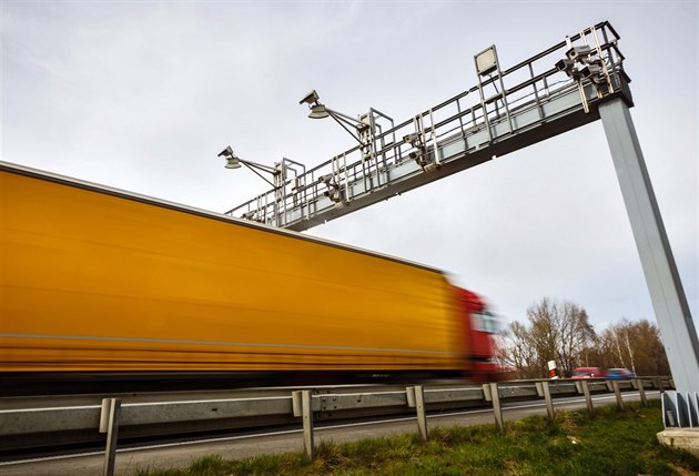 Vláda zvýší mýtné pro nákladní auta, dopravci si připlatí za emise