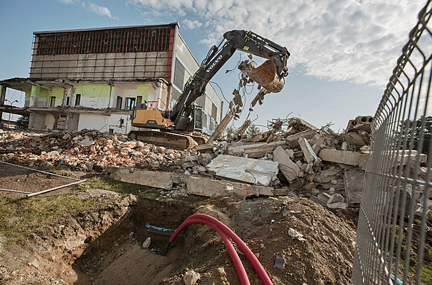 Bourání lázní začalo, místo nich postaví bazén. Bude největší investicí Blanska