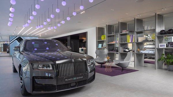 Dveře ve tvaru masky za tři miliony, kabinet kuriozit a světelné koule. Rolls-Royce modernizoval pražský showroom