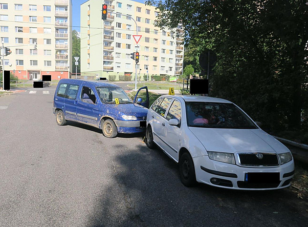 Policejní honička v Jablonci. Hledaného muže s kradeným autem udal anonym