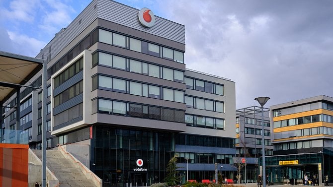 Vodafonu v Česku o desetinu klesl zisk na 839 milionů, vyplacen byl britskému majiteli