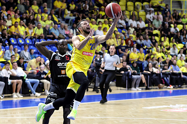 Na parkovišti bláto, palubovka drží. Opavští basketbalisté se po povodních vrátili domů