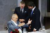 Zeman slaví osmdesátiny. Mezi prvními gratulanty dorazili slovenský premiér Fico a ministr Kaliňák