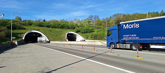 Klimkovice zažívají dopravní kolaps. Po uzavření tunelu na D1 stojí kolony v centru