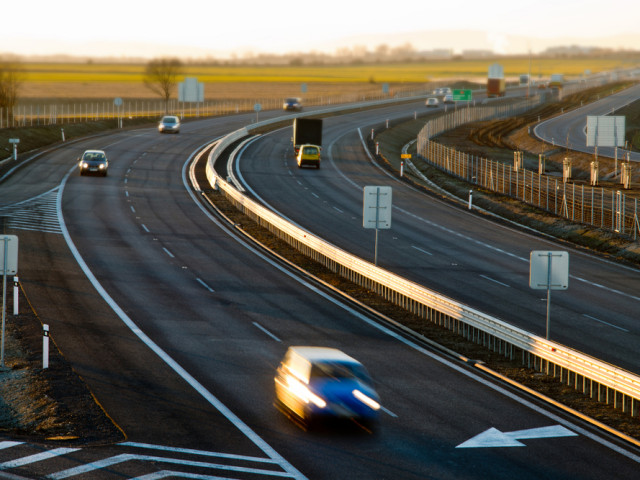 Praha volá po přezkumu zákazu spalovacích motorů. Plán EU by dopadl na stovky tisíc Čechů ročně