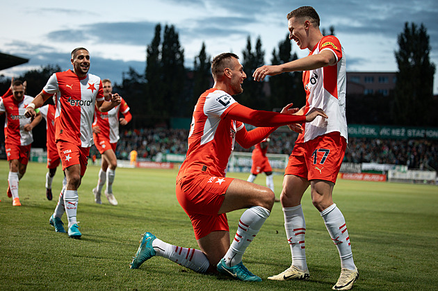 Sparta prohrála, Slavia má před derby náskok. Padlo devět červených karet