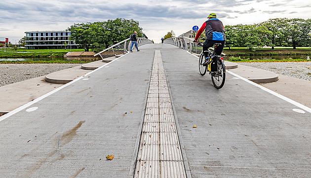 Cyklisté bourají na schodech u lávky, nové varovné čáry s puntíky budí rozpaky