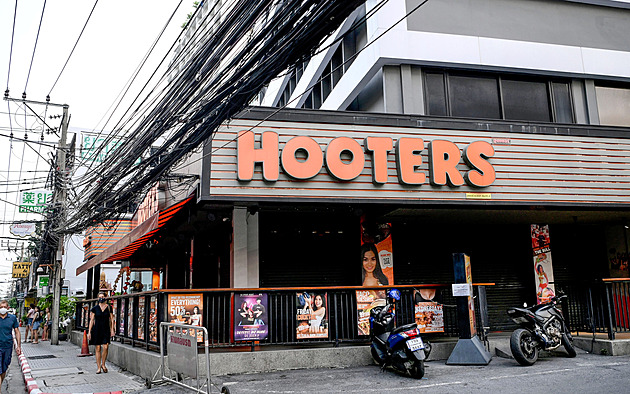 Restaurace Hooters bojují s problémy. Firma ruší pobočky a najala si experty